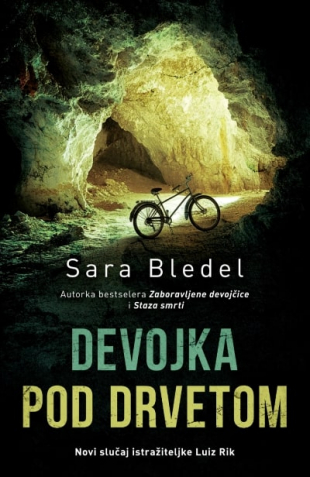 Devojka pod drvetom