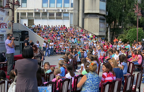 uroš petrović se družio sa mališanima u aranđelovcu laguna knjige